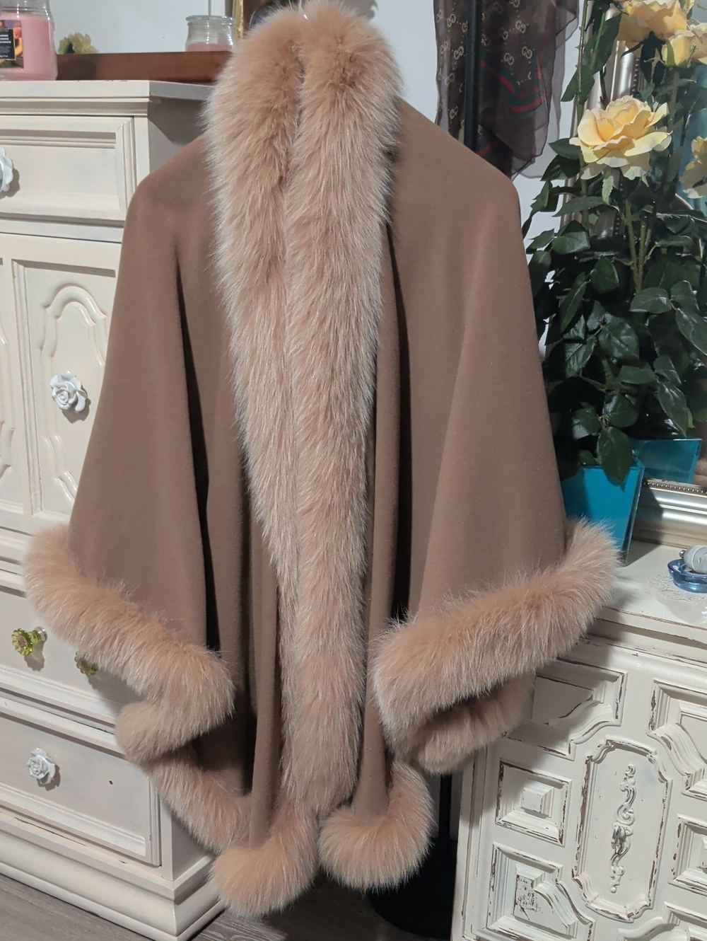 Vintage Luxury Cashmere Wool Blend Cape with Genuine Fox Fur Trim in Camel